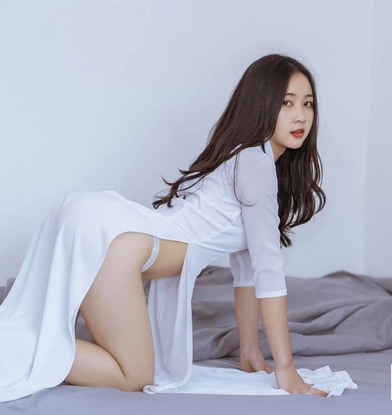 Ảnh gái xinh áo dài show mông