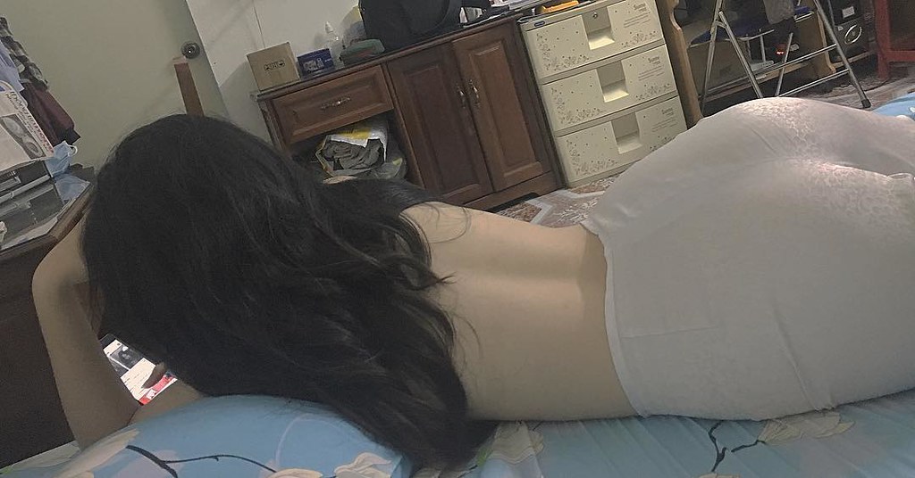 Gái xinh cởi áo dài khoe hàng