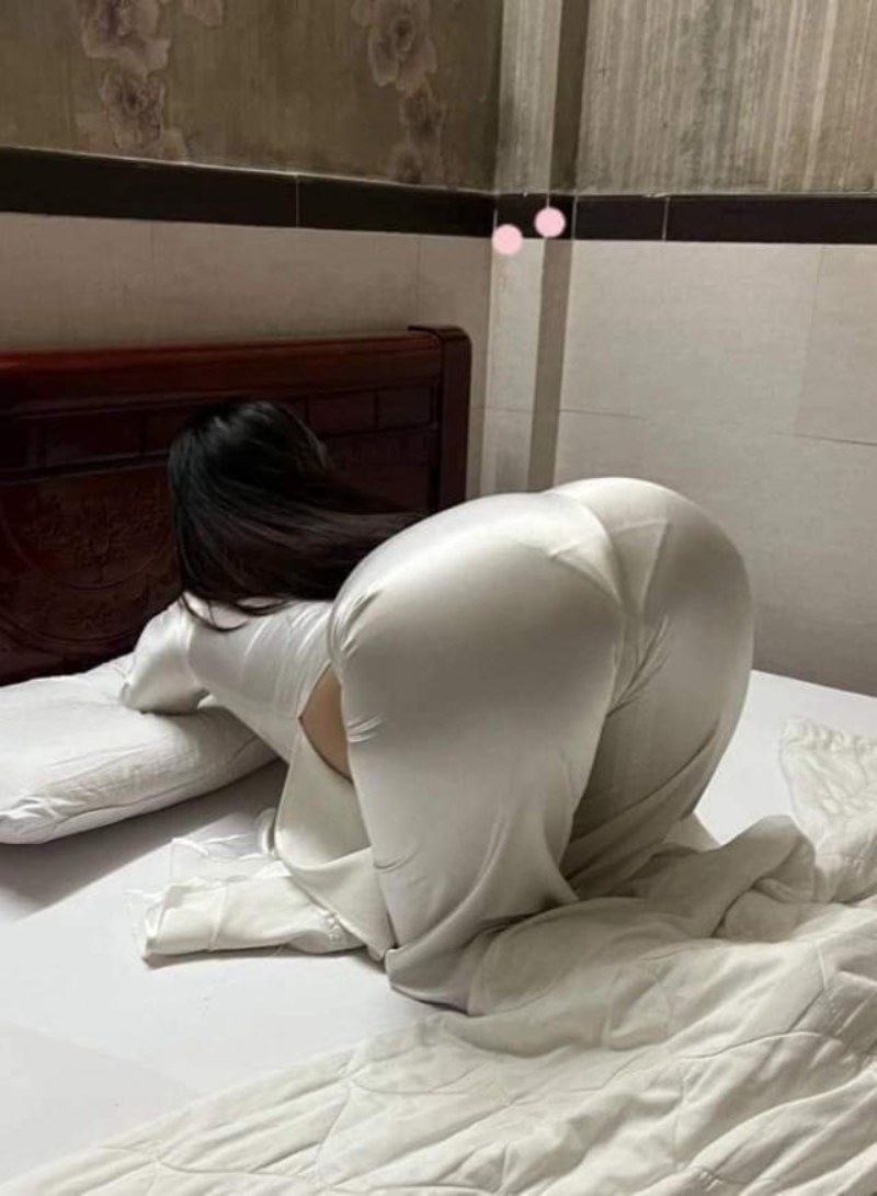 Ảnh gái mặc áo dài lộ mu lồn