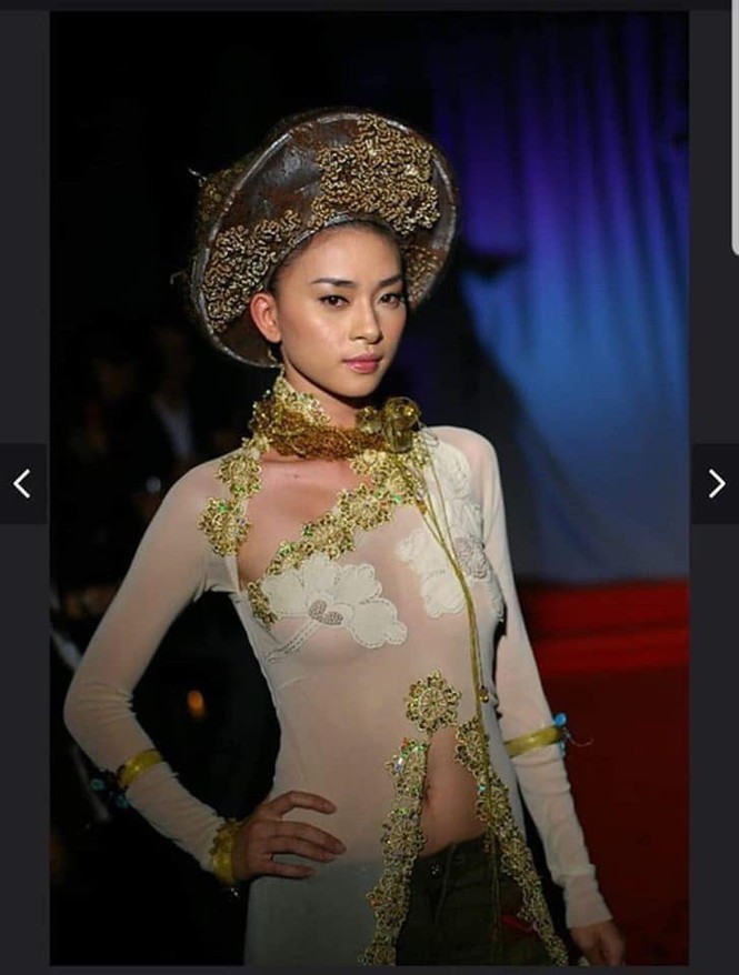 Ảnh gái xinh áo dài show hàng lộ vú