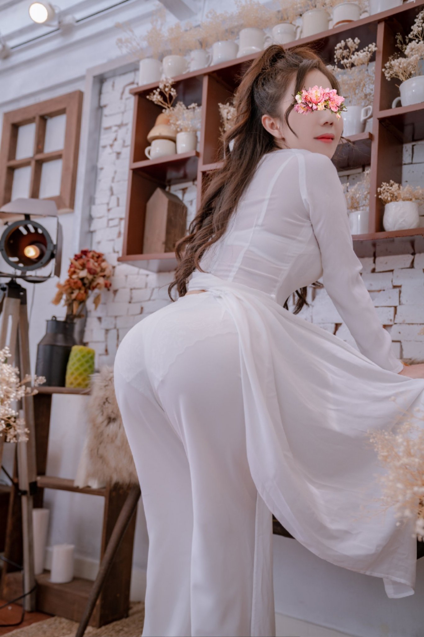 Gái xinh mặc áo dài mỏng show quần lót