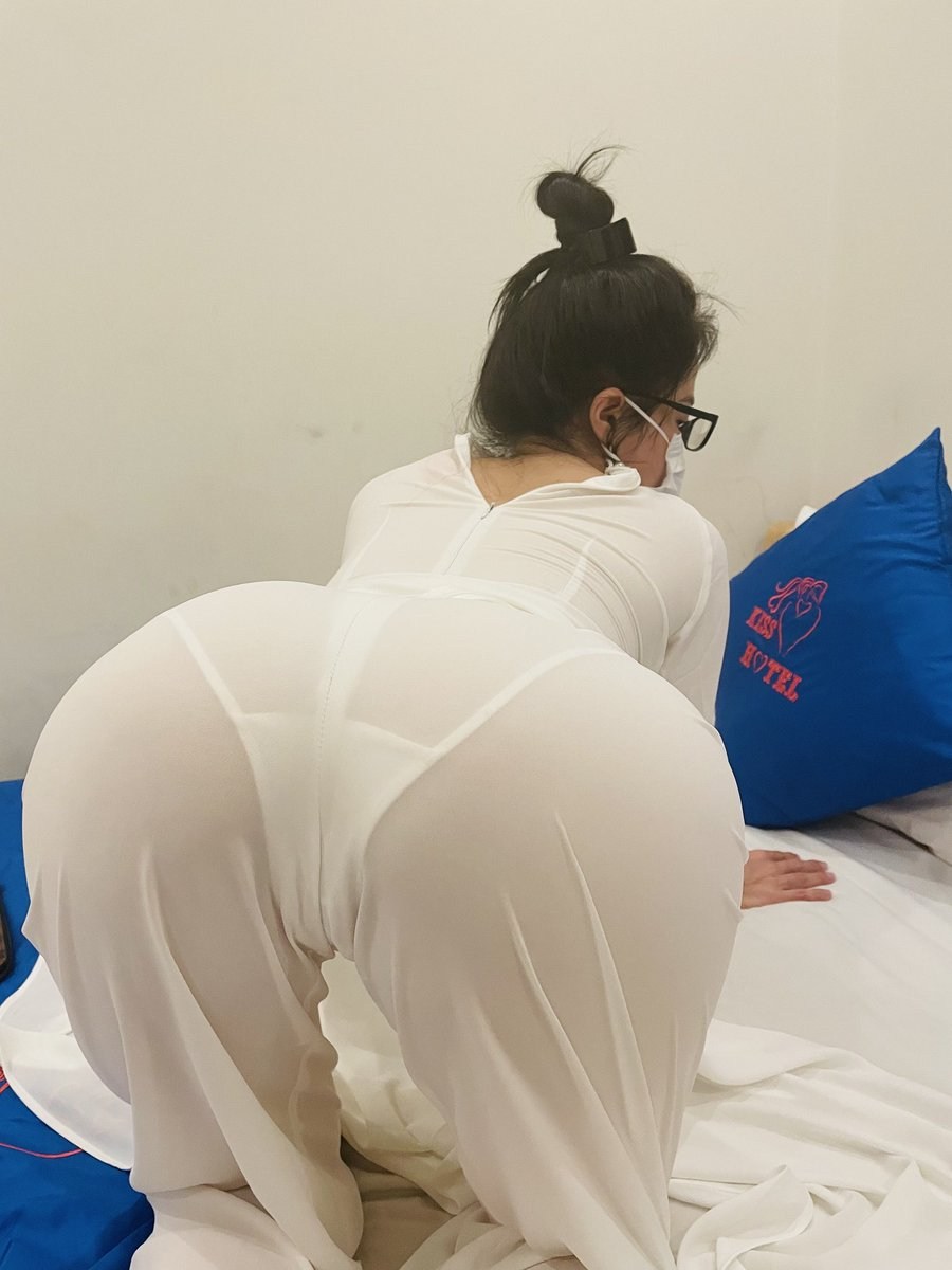 Ảnh gái xinh đẹp áo dài lộ mu lồn