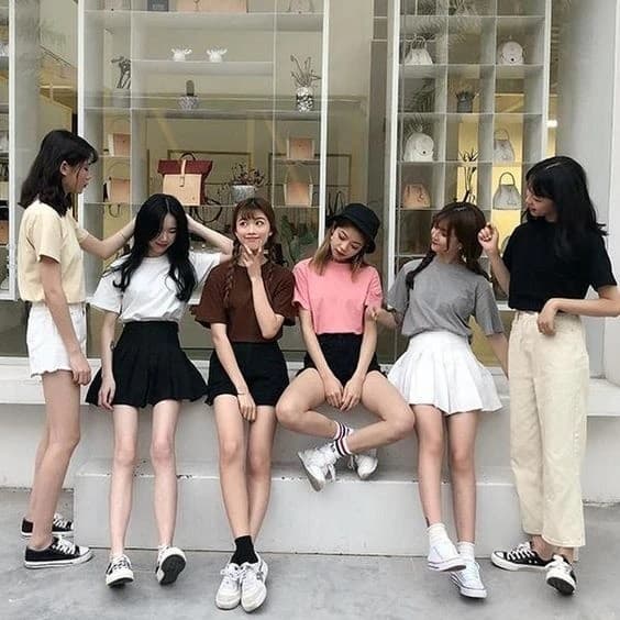 Những cô gái xinh tạo dáng chụp ảnh nhóm
