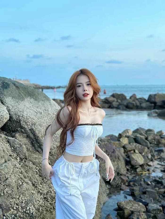 Gái đẹp chụp dáng khoe ngực trên biển