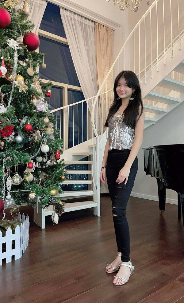 Ảnh gái đẹp chụp dáng đứng