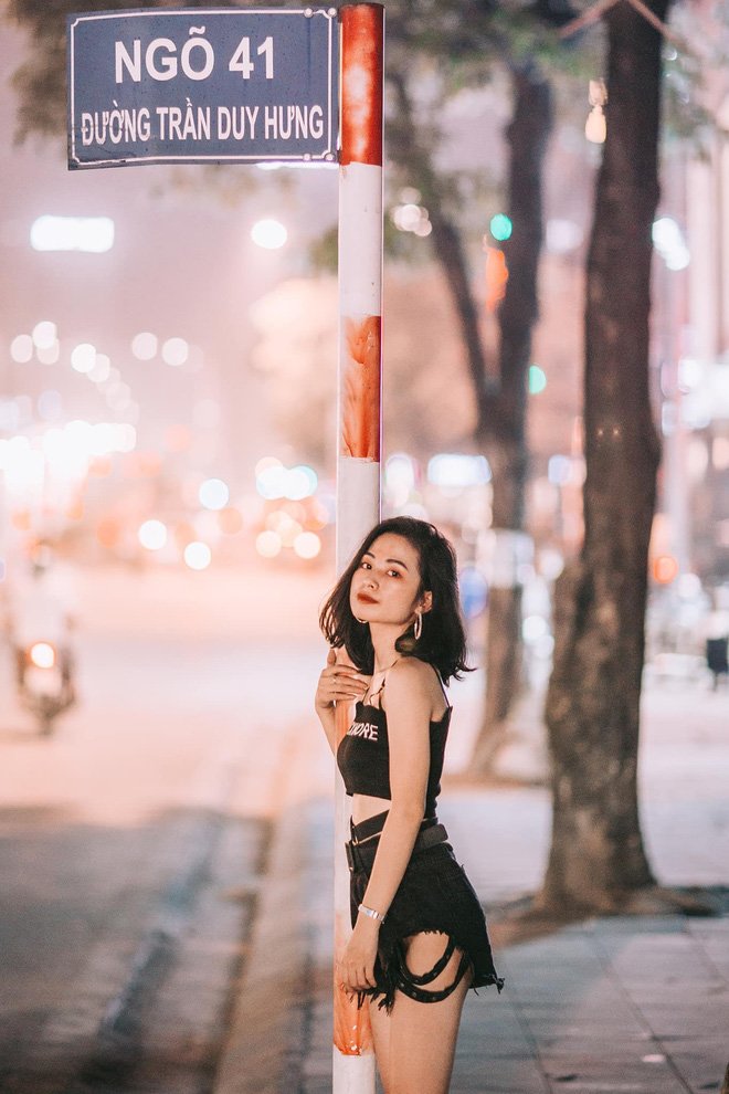 Hot girl chụp dáng trên phố cực xinh