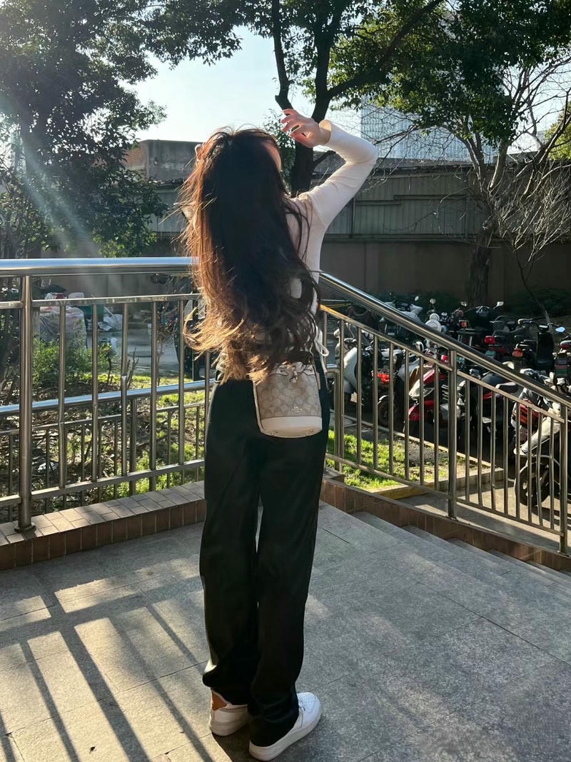 Ảnh gái xinh tạo dáng ngoài trời