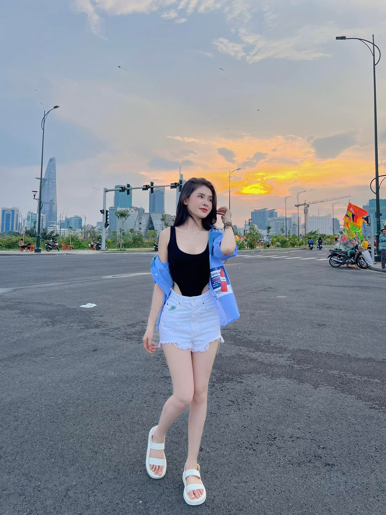 Hot girl chụp dáng chiều hoàng hôn