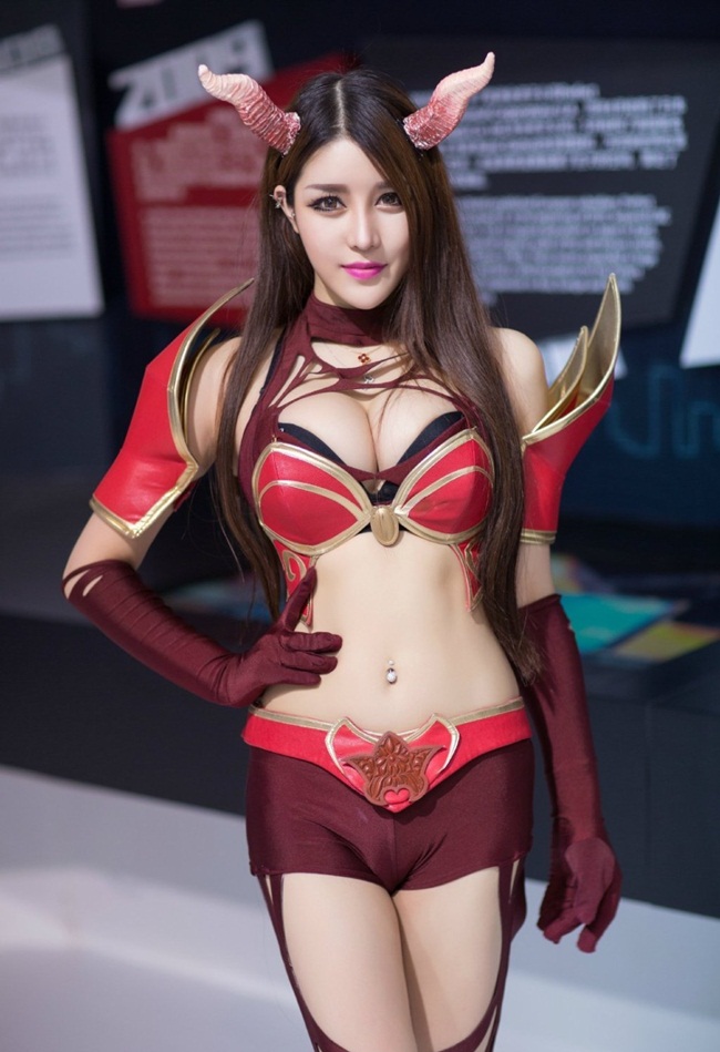Gái xinh bikini khoe mu