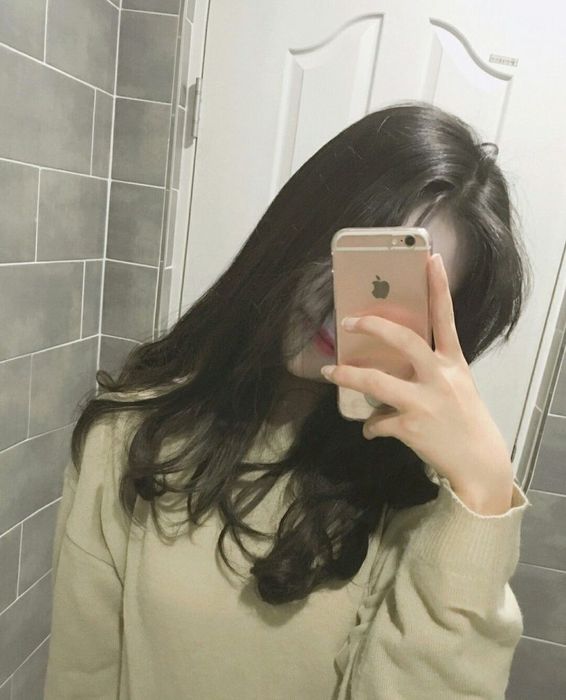 Avatar cô gái đẹp che mặt bằng điện thoại