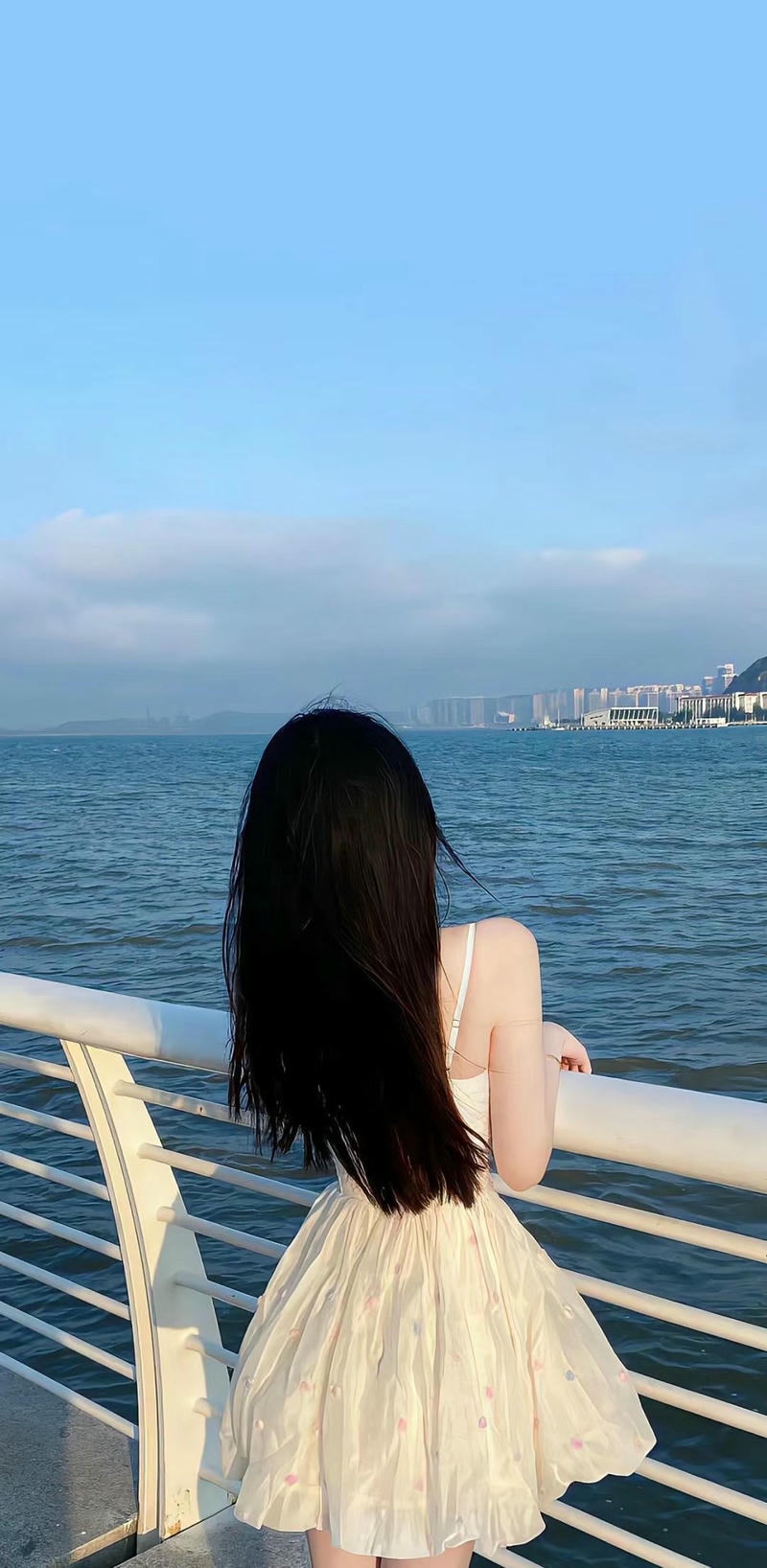 Gái xinh che mặt ảnh avatar đẹp cho con gái ngắm biển