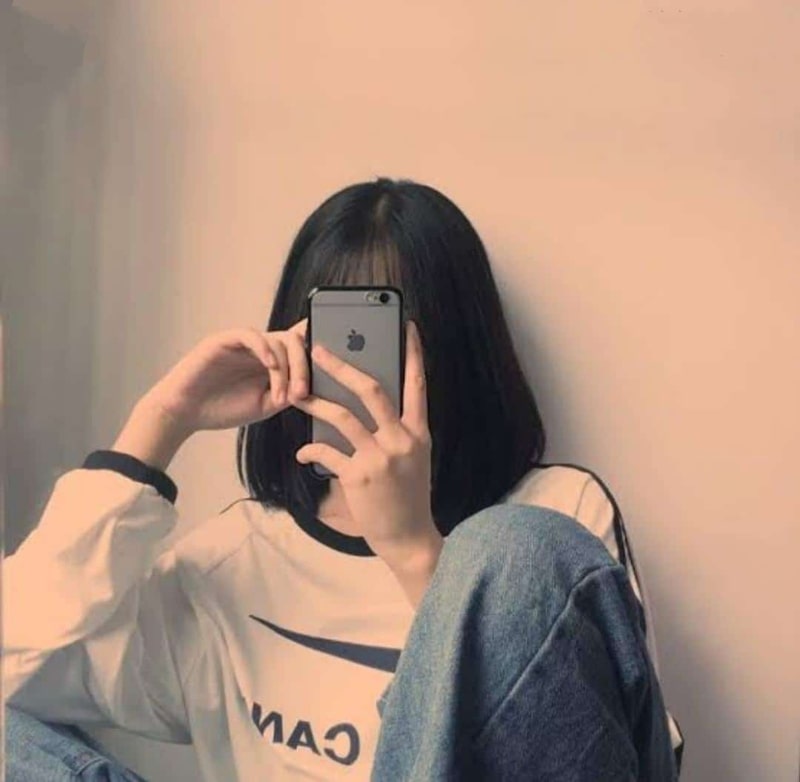 Ảnh gái xinh tóc ngắn che mặt làm avatar