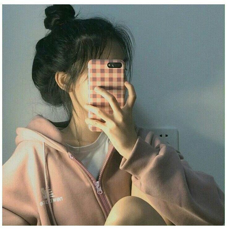 Avatar cô gái đẹp che mặt bằng điện thoại