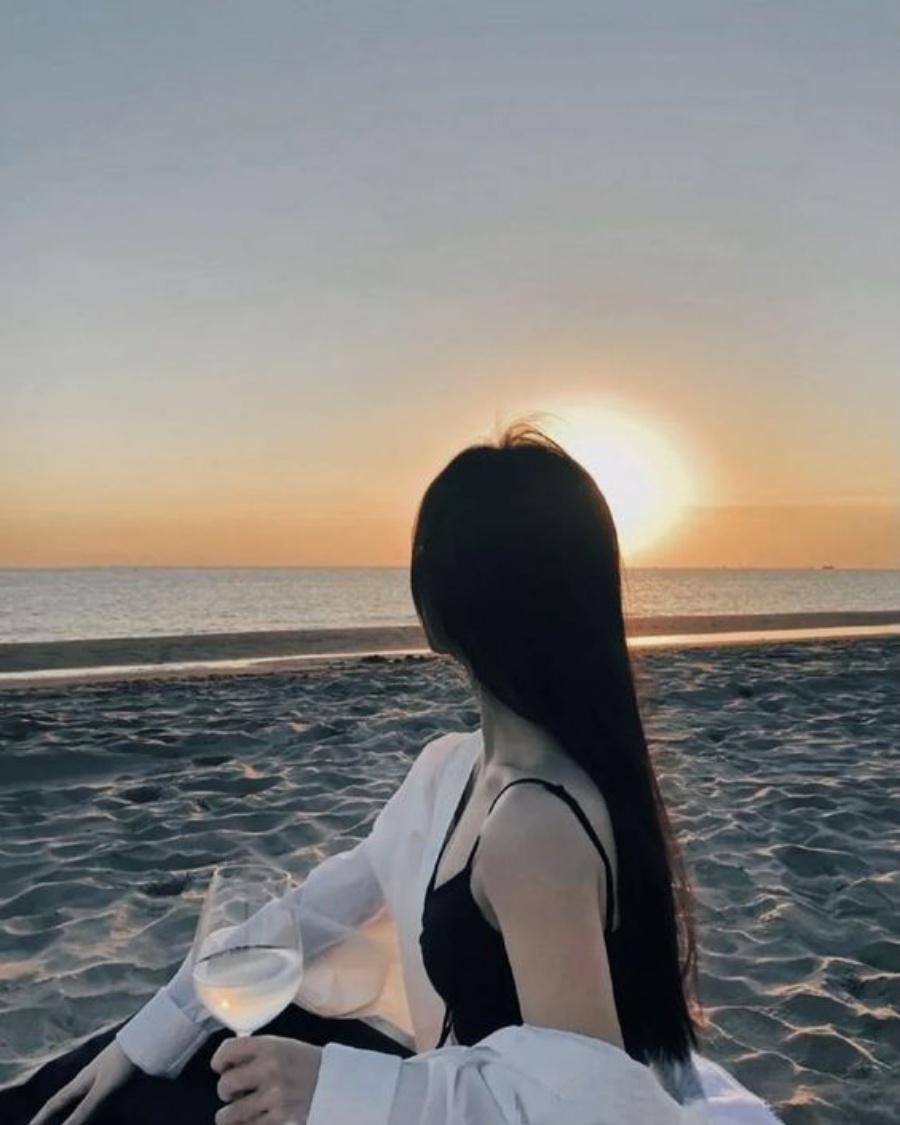 Gái xinh sexy che mặt ngắm bình minh